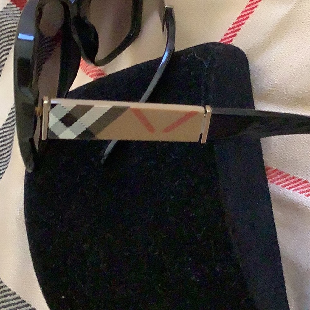 Burberry Sun glasses 🖤🖤🖤 - Picture 4 of 6